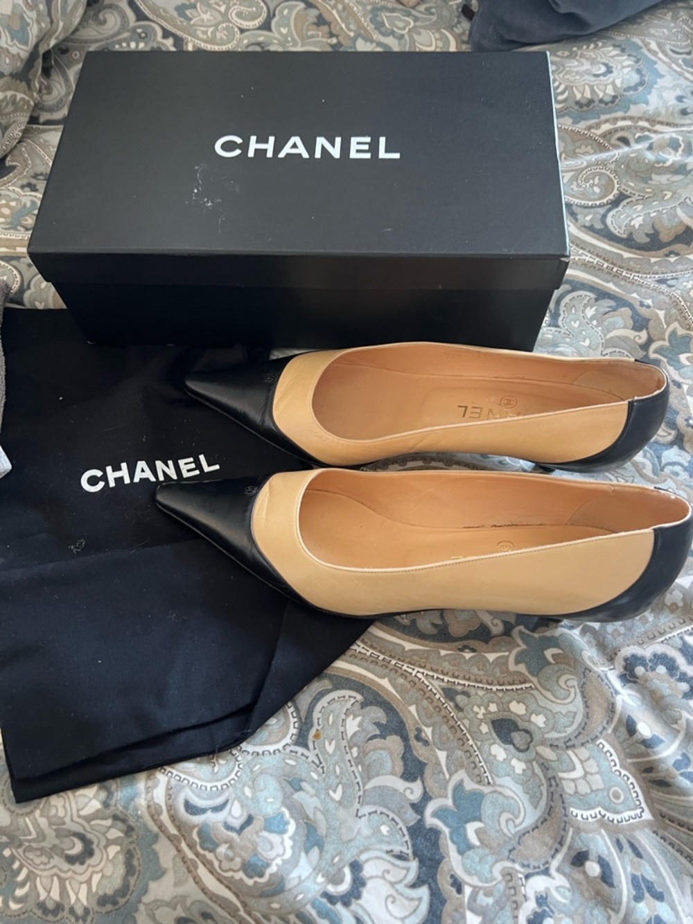 CHANEL Two-Tone Black and Beige Pointed Toe Leather Flats - Picture 7 of 7